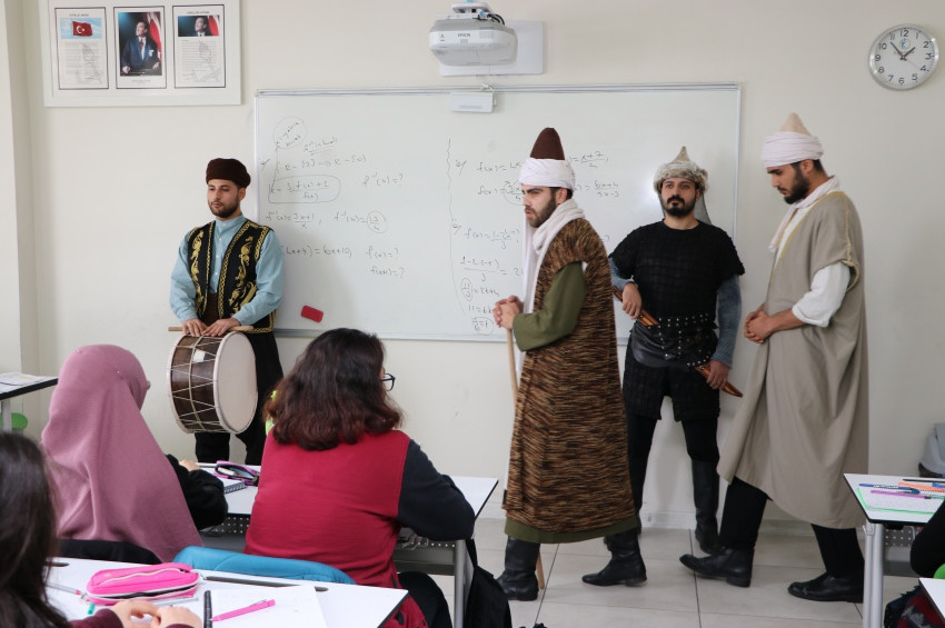 Karamanda tarihi kişilikler sınıfları geziyor