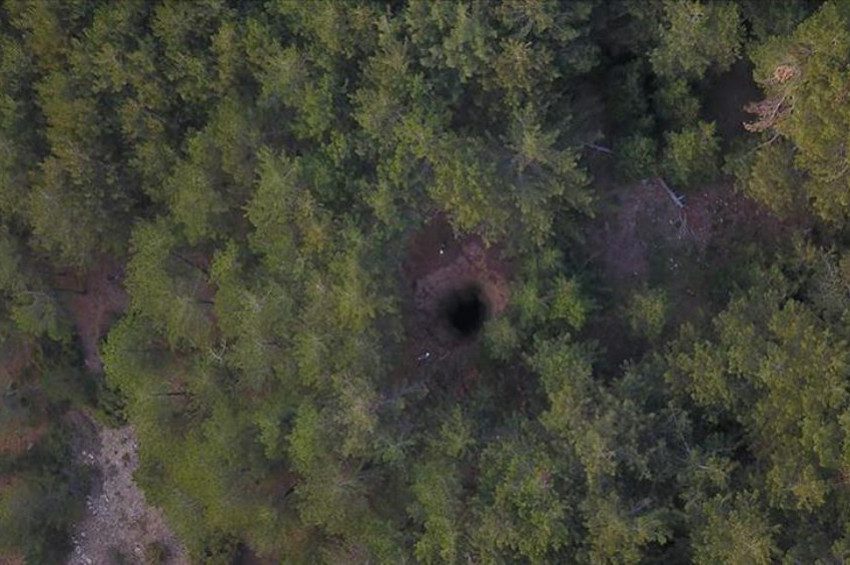 Spil Dağında 100 metrelik obruk oluştu