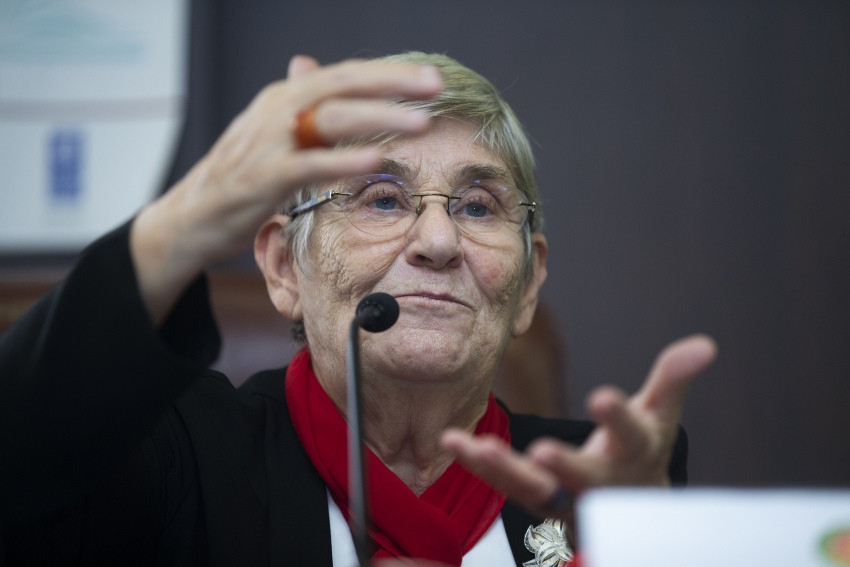 Canan Karatay: Kelle - Paça göbekteki yangını söndürür