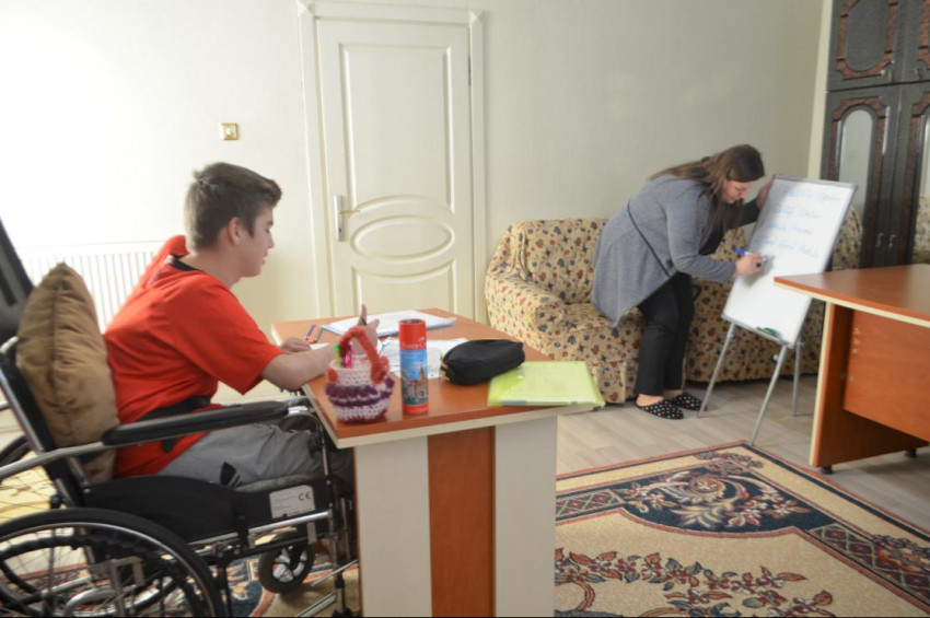 Kas hastası Ferhat ayağına gelen okulla derslerinden geri kalmıyor