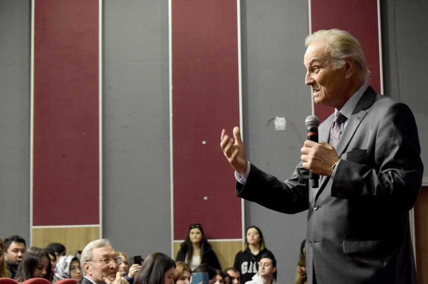 Ünlü aktör Ediz Hun giriimcilik dersi verdi