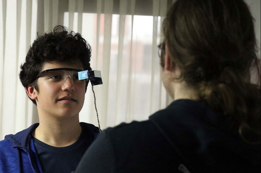 İşitme engelliler için alt yazılı gözlük geliştirildi