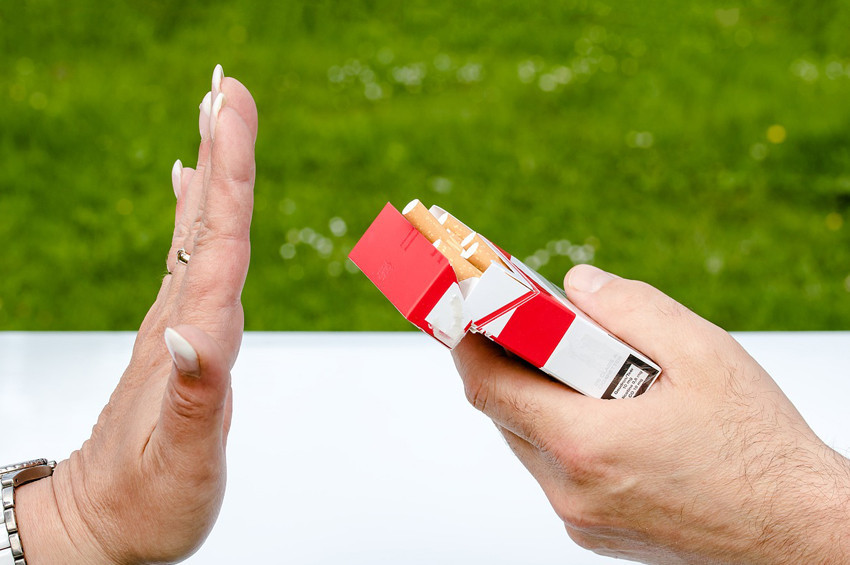 Yanında sigara içilen insanın gördüğü 8 zarar