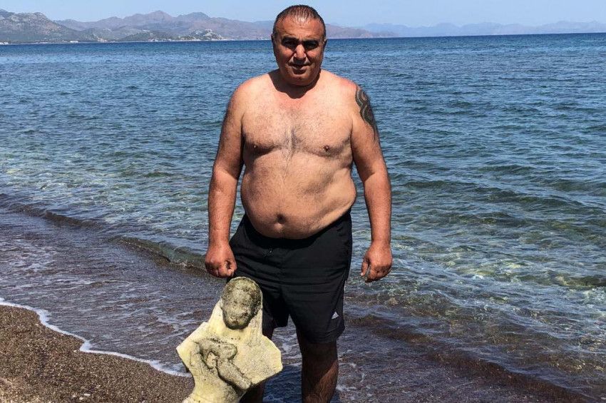 Denizde yüzerken heykel buldu