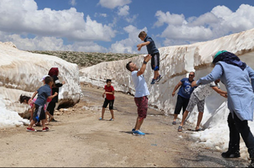 Sıcaktan bunalan tatilciler deniz ve kar keyfini bir arada yaşıyor