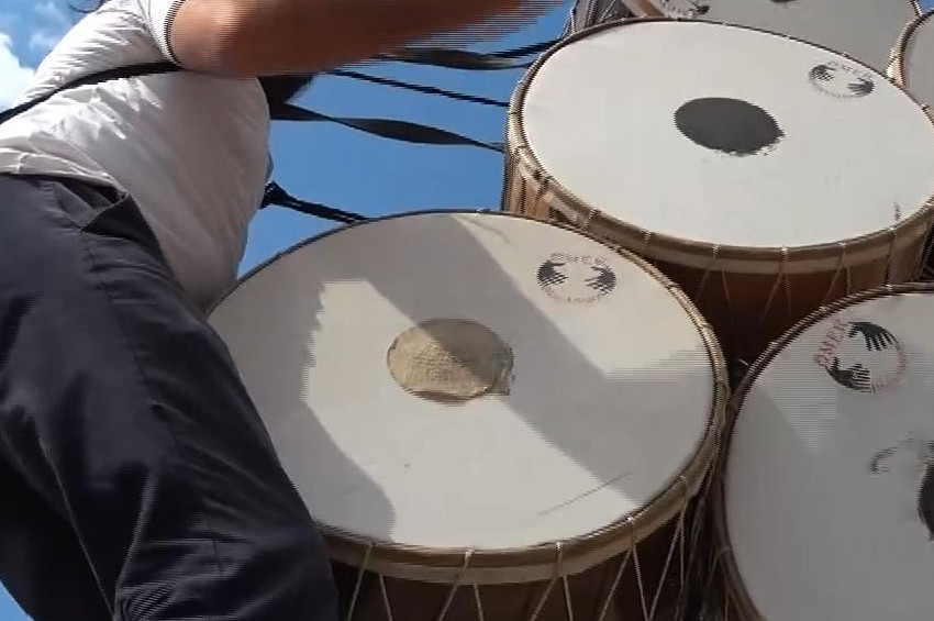 Çılgın davulcu 7 davulu aynı anda çalıyor