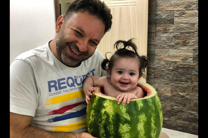 7 aylık bebeğini, içini oyduğu karpuzda serinletti