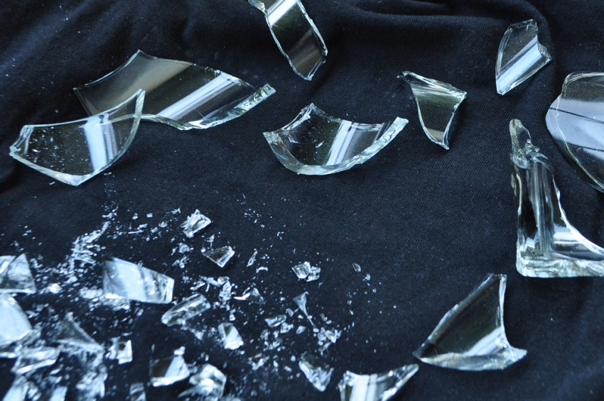 Dağılan cam kırıkları en kolay nasıl temizlenir?