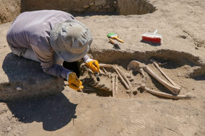 Van Kalesine kafasız gömülen kadın iskeletinin sırrı araştırılacak