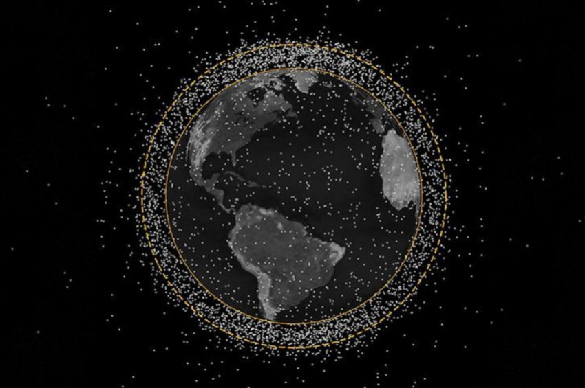Uzay hurdaları birbiriyle çarpışacaktı