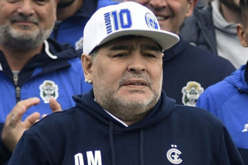 Ünlü Futbolcu  Maradona öldü