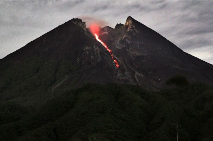 Merapi Yanardağı 2 bin metre yüksekliğe kül püskürttü