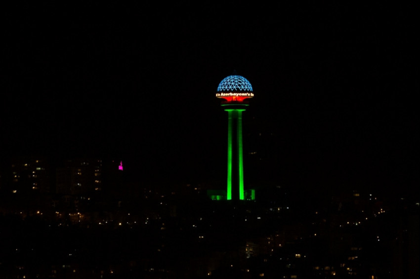 Atakule Azerbaycan bayrağının renkleriyle ışıklandırıldı