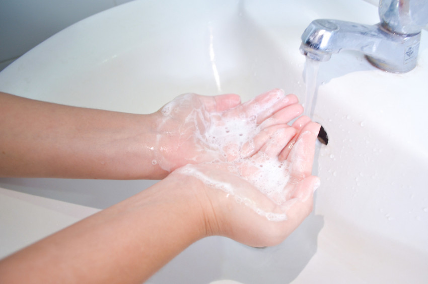 Koronavirüse karşı sakal, bıyık ve eldeki yüzüklere dikkat