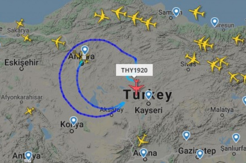 Uçakla gökyüzüne dev Türk bayrağını çizildi