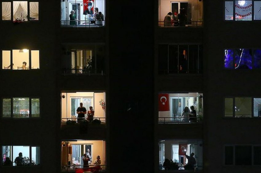 Türkiye İstiklal Marşı için pencelere koştu