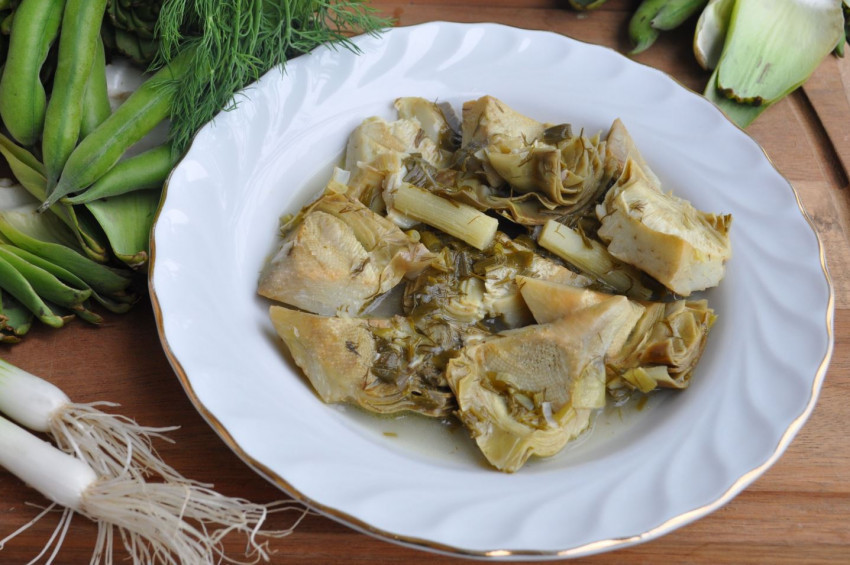 İzmir usulü Zeytinyağlı Enginar Yemeği tarifi