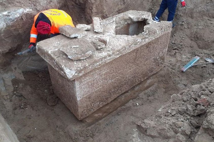 İnşaatta Roma dönemine ait olduğu tahmin edilen lahit bulundu