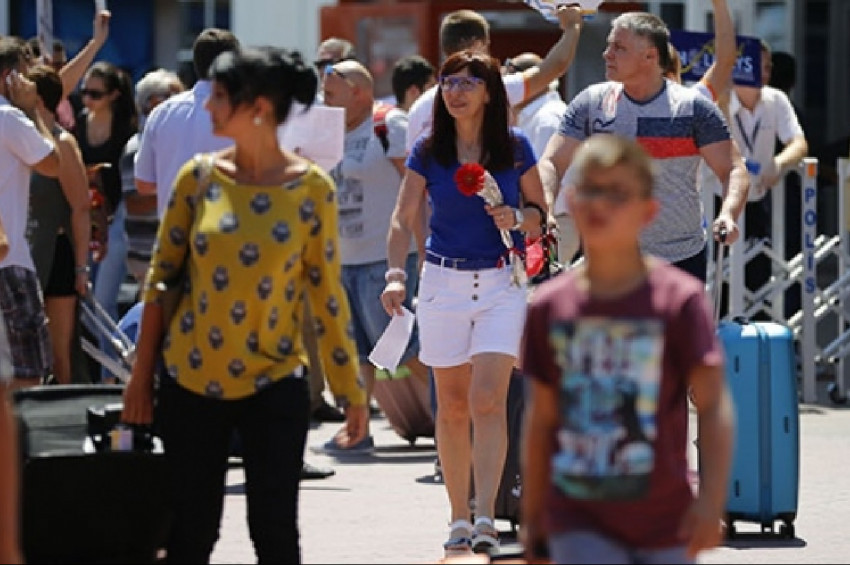 Çinin Wuhan kentinden on binlerce kişi ayrıldı