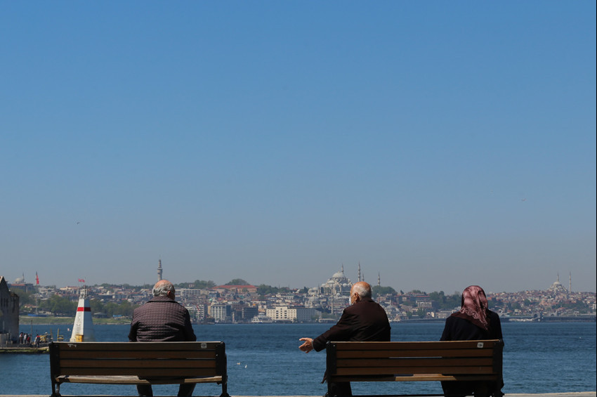65 yaş üstü vatandaşlar uzun süre sonra sokağa çıktı