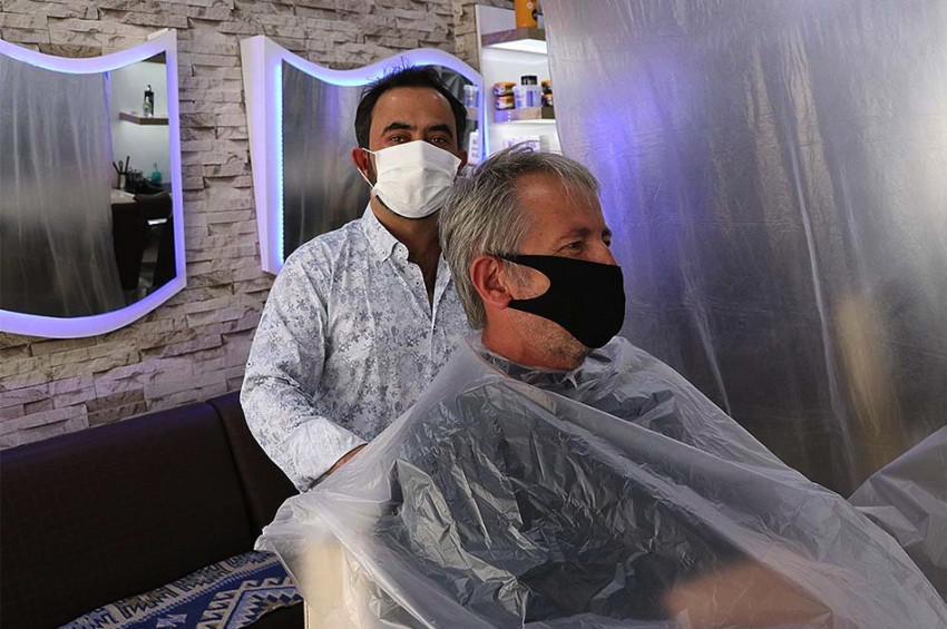 Berber ve kuaförler yeniden açıldı