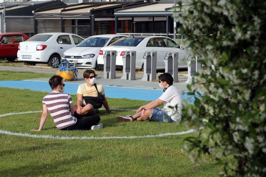 İzmirde çemberli sosyal mesafe uygulaması