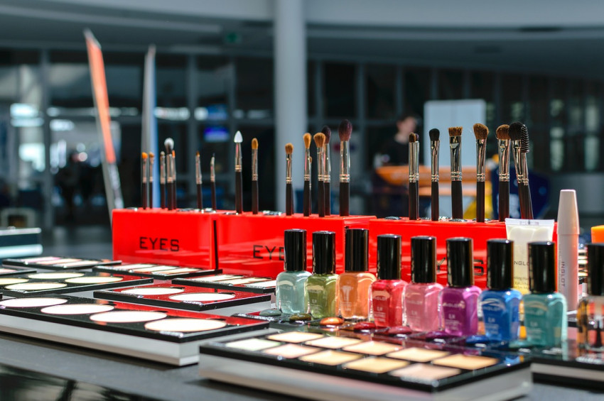 Kozmetik ürünlerinin denenmesi yasaklandı