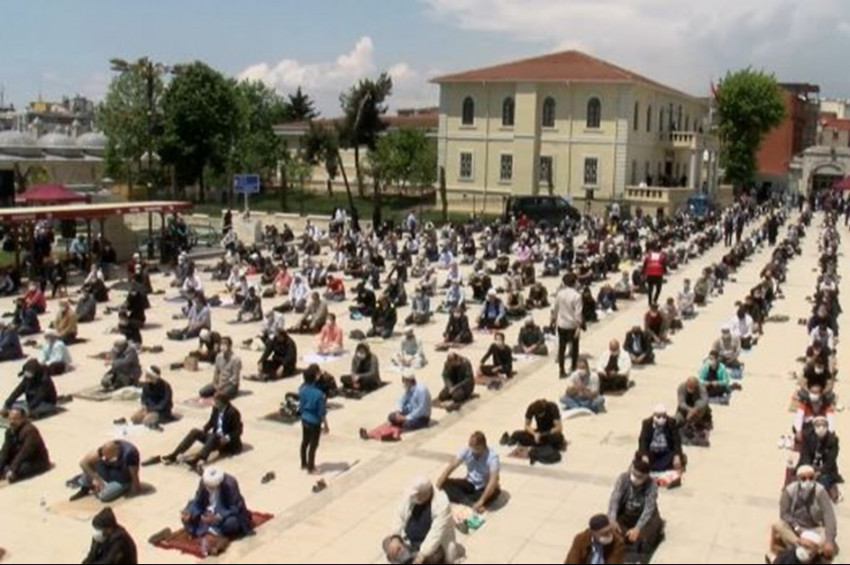 Türkiyede 74 gün sonra cuma namazı kılındı