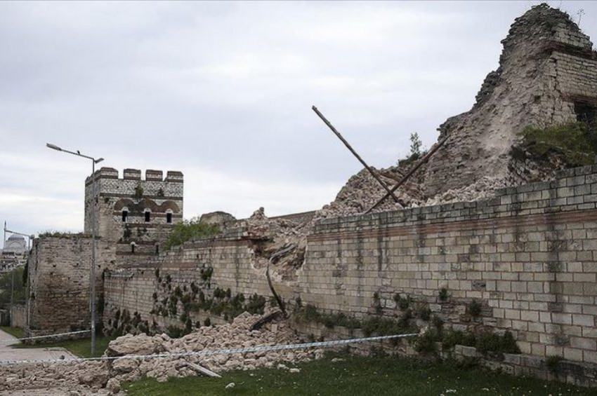 Tarihi Topkapı Surlarının bir kısmı çöktü