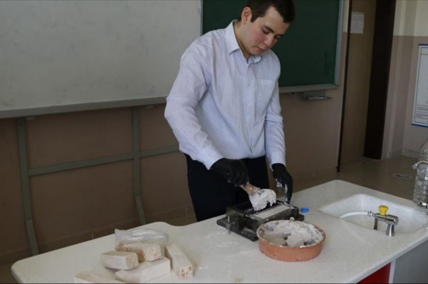 Lise öğrencisi talaştan tuğla üretti