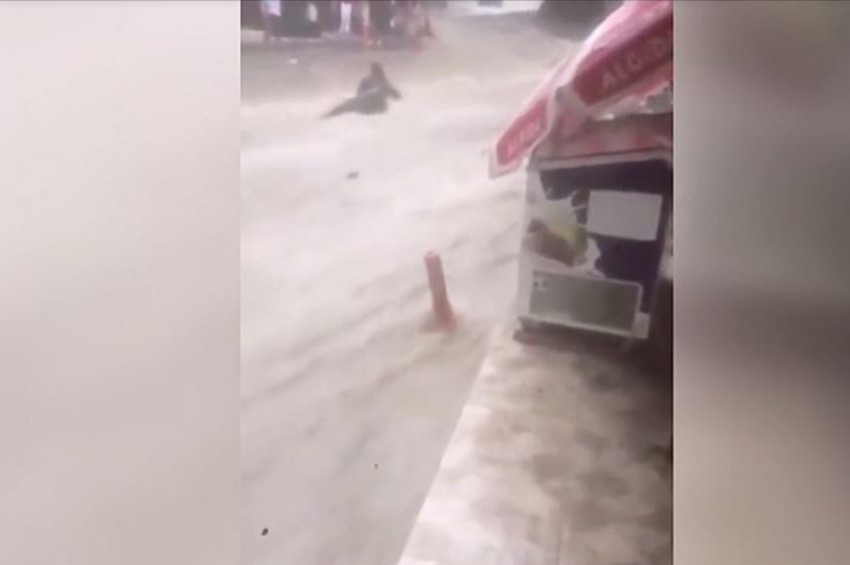 Sel sularına kapılan kadın son anda kurtarıldı