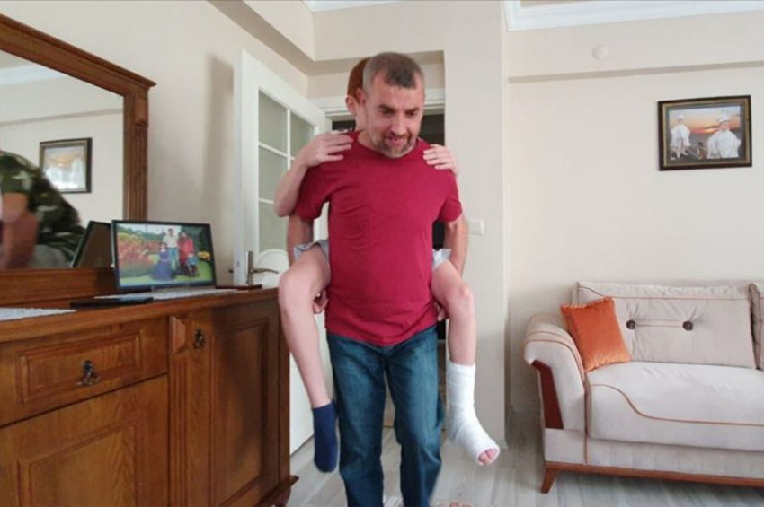 İznikte bir baba ayağı kırılan oğlunu LGS sınavı için okula kadar sırtında taşıdı