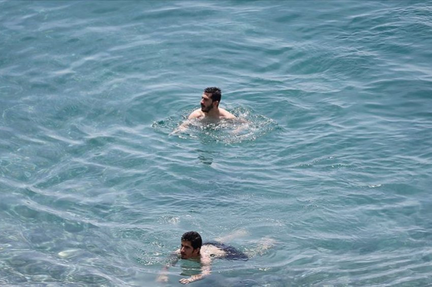 Sosyal mesafeli yüzme keyfi