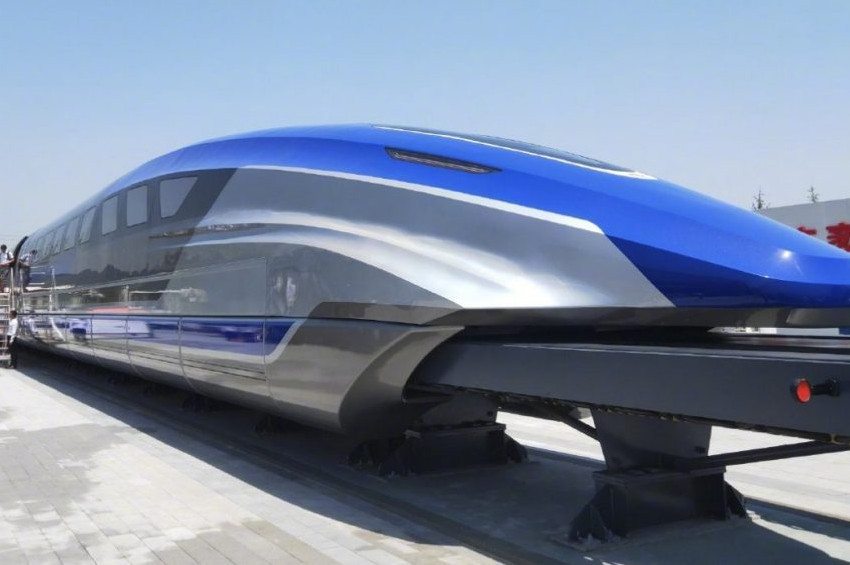Saatte 600 kilometre hızla ray üstünde uçan tren