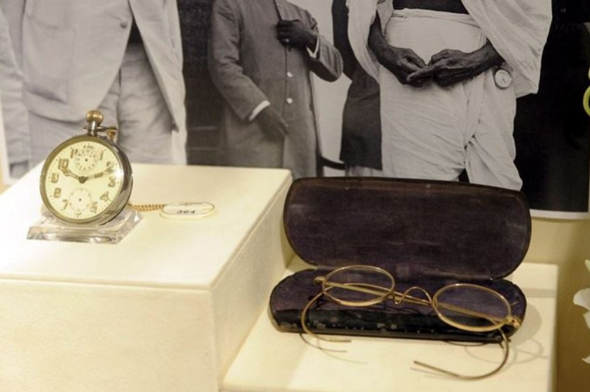 Mahatma Gandhinin gözlüğü satıldı