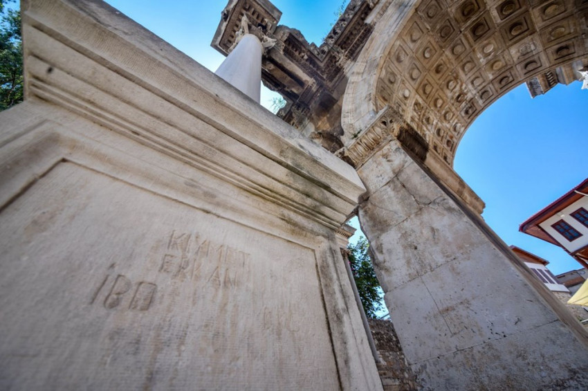 1890 yıllık tarihi kapıya aşk kazısı