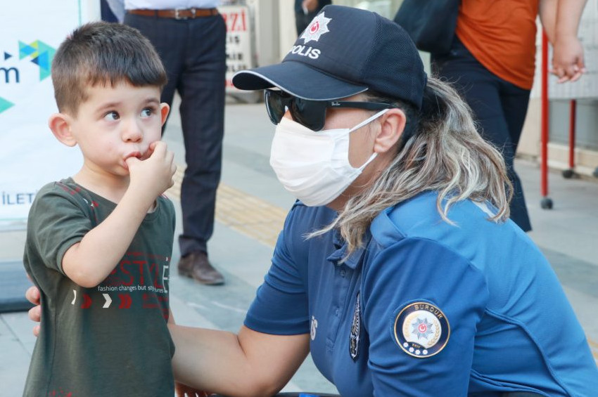 Annemin adı anne, babamın adı baba dedi