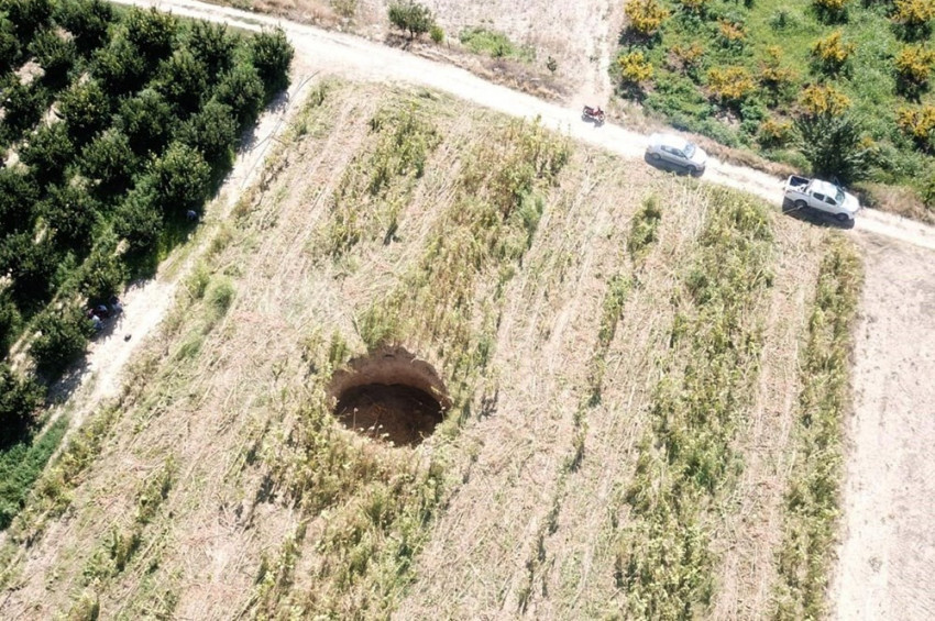 Ay çekirdeği tarlasında obruk oluştu