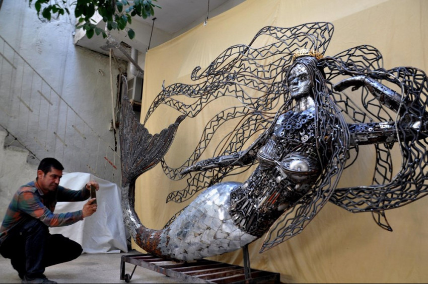 Hurda parçaları ile 400 kiloluk deniz kızı heykeli yaptı