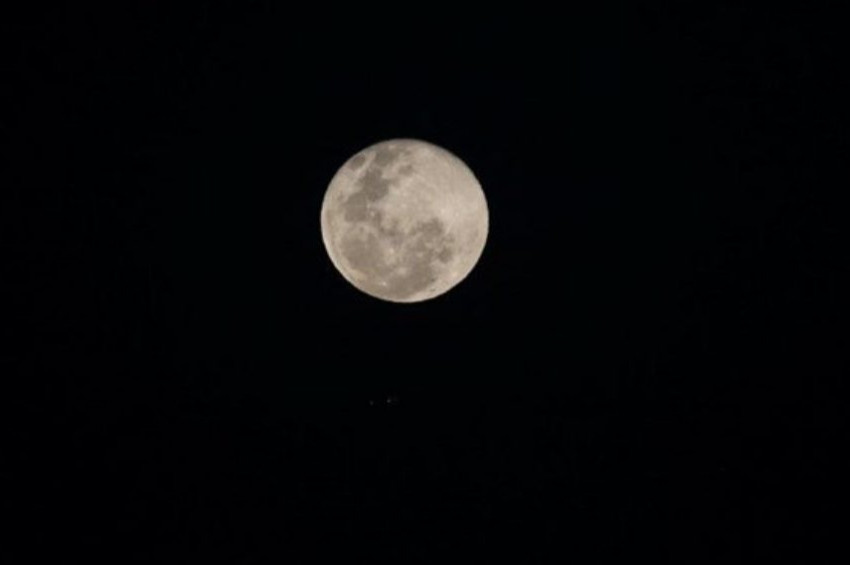 Ay, Kova Burcundaki seyrine başlıyor