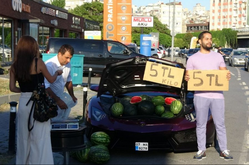 Beyoğlunda lüks otomobilde karpuz satan İranlı