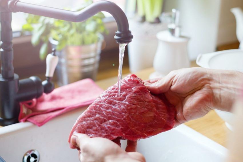 Eti pişirmeden önce yıkamak tehlikeli