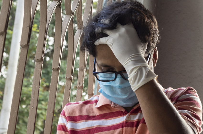 Maske takarken gözlük camlarının buğulanmaması için 4 öneri