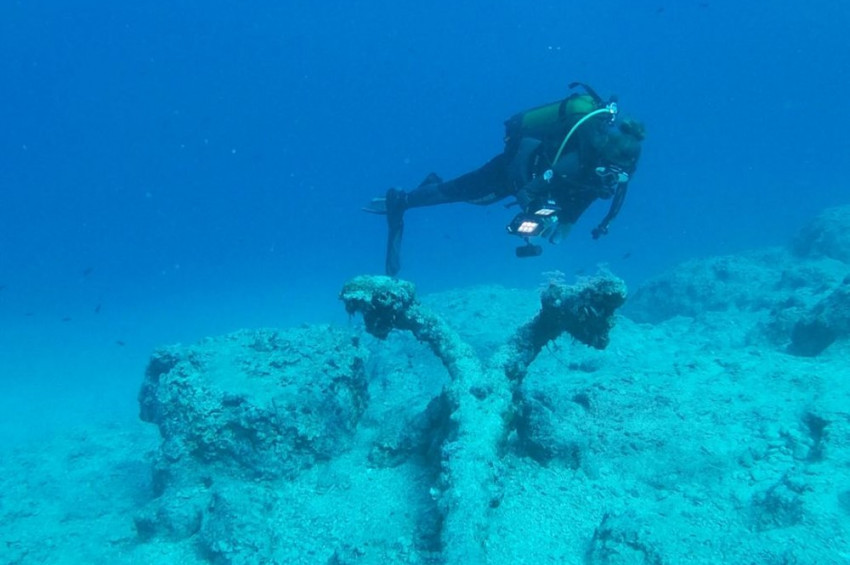 Mimari bloklar taşıyan 2 Bin yıllık batık gemi keşfedildi