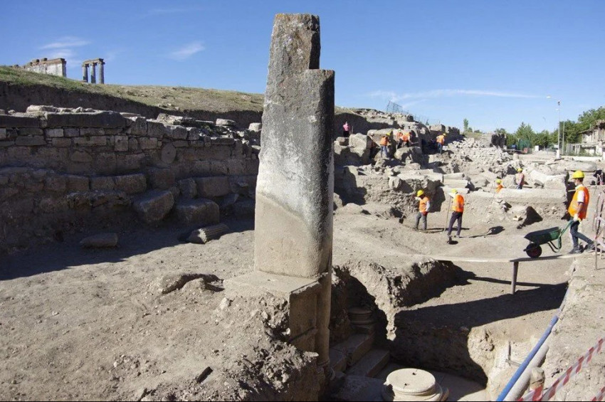 Yaren Dede yatırı sanılan alan, antik pazar yeri çıktı
