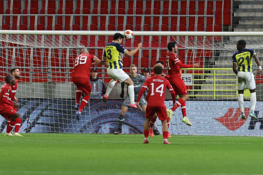 Fenerbahçe Royal Antwerp deplasmanında 3 puanla tanıştı: 3 - 0