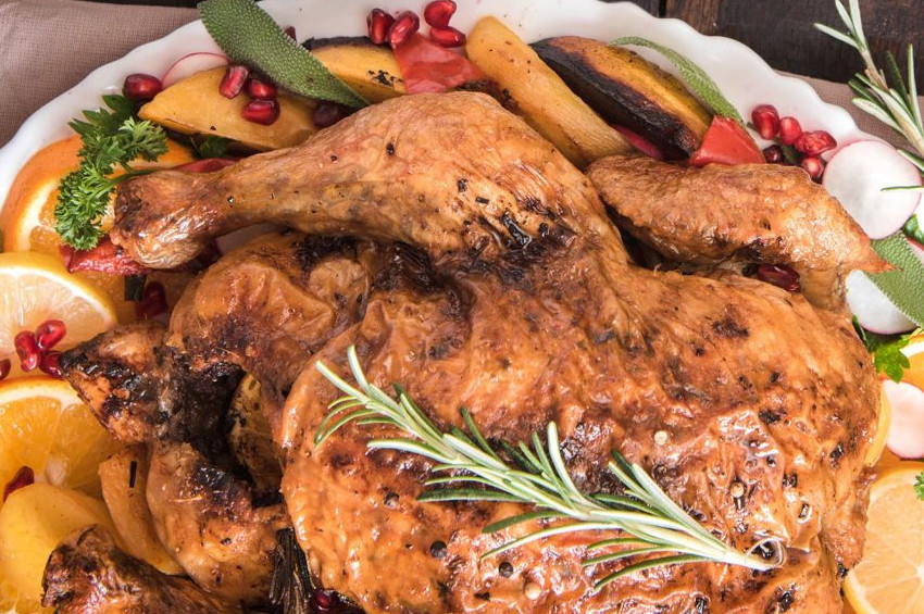 Nar gibi kızarmış yılbaşı hindisi pişirmenin püf noktaları