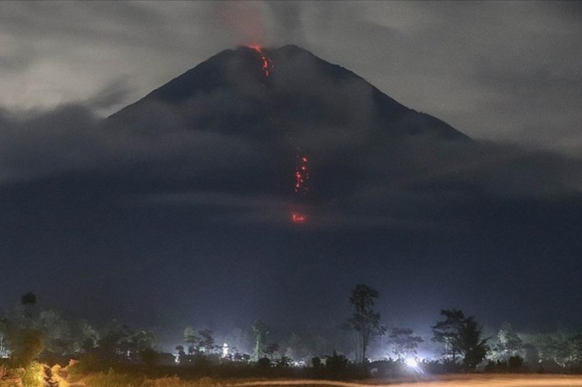 Endonezyadaki Semeru yanardağı patladı