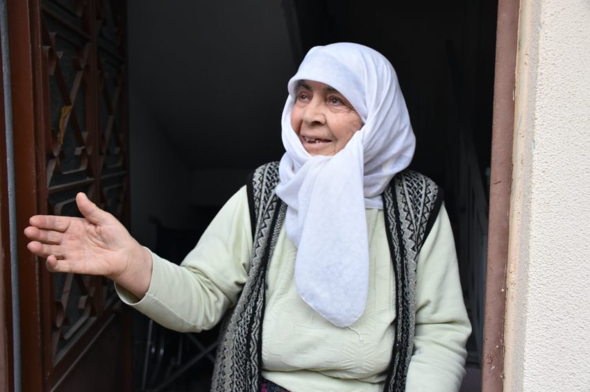 77 yaşındaki Fatma Nine mahalleyi korkuttu