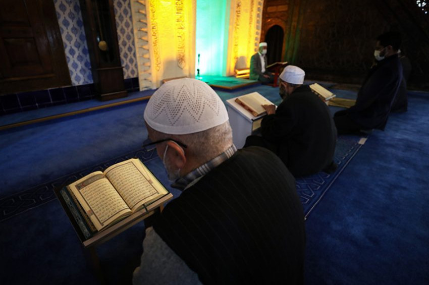 Mukabele geleneği camilerde yaşatılıyor